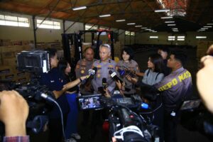 Slog Polri Percepat Distribusi Bantuan ke Tiga Provinsi Terdampak Bencana Melalui Jalur Udara dan Laut