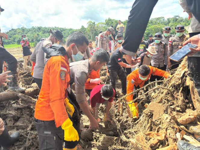
					Tugas Kemanusiaan Berlanjut: Tim Brimob Polda Riau Evakuasi Jenazah Korban Bencana di Kecamatan Palembayan