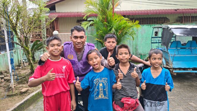 
					POLRES SIBOLGA SALURKAN BANTUAN DAN GELAR TRAUMA HEALING UNTUK KORBAN BANJIR DAN LONGSOR