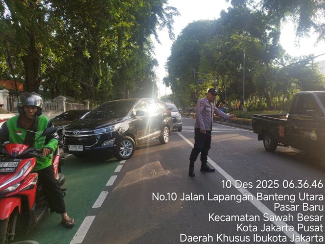 
					Mobilitas Masyarakat lancar” Dengan Pelayanan Pagi Polri Pengaturan lalulintas Di Jalan Raya