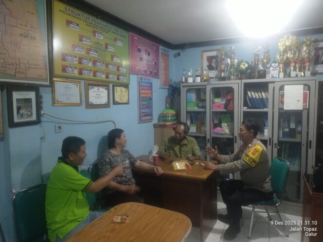 
					Sambut Nataru 2026, Bhabinkamtibmas Galur Perkuat Keamanan Lewat Sambang Pos Kamling RW 03