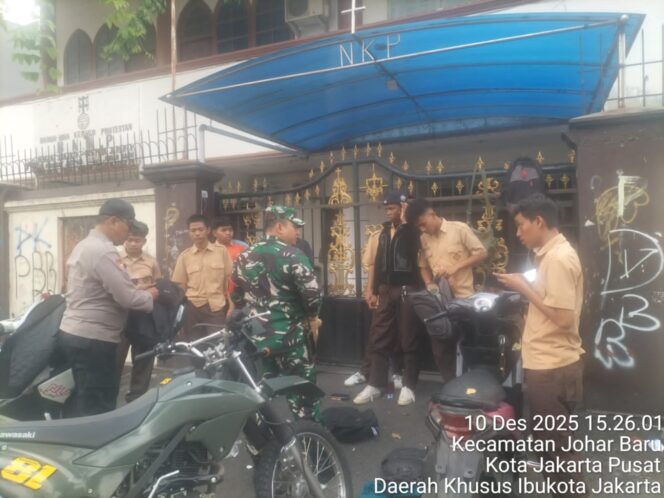 
					Sinergi Bhabinkamtibmas dan Babinsa, Patroli Dialogis Cegah Pelajar Jangan Terprovokasi Tawuran di Johar Baru