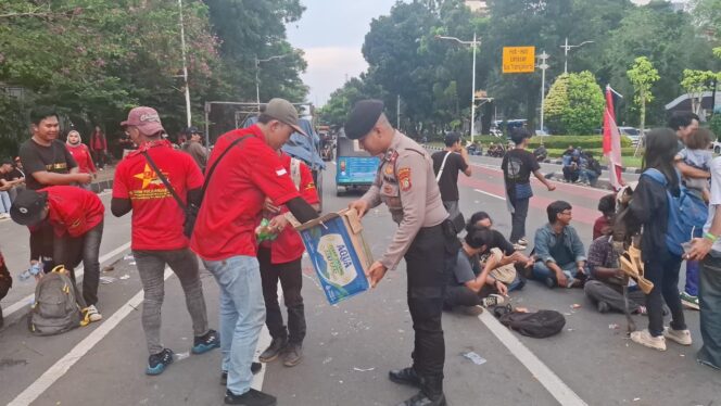 
					Polda Metro Jaya Ucapkan Terima Kasih atas Pelaksanaan Aksi Damai di Silang Monas Selatan