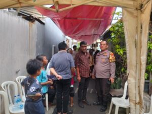 Polri Hadir di Tengah Duka: Bhabinkamtibmas dan Kapolsubsektor Takziah Ketua RW 06 Menteng