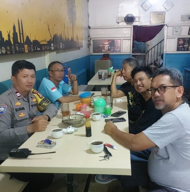 
					Saling Koordinasi, Bhabinkamtibmas Kebon Kacang Sambangi Ketua RW 03 dan Warga