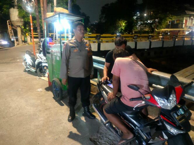 
					Kolaborasi Warga dan Polisi Amankan Perbatasan Kalipasir