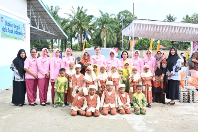 
					Polres Labuhanbatu Selatan Gelar Uji Coba Operasional SPPG MBG 3 dan Salurkan Makanan Bergizi ke Sekolah di Torgamba