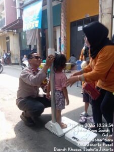 Monitoring Posyandu Balita, Lansia, dan Posbindu, Polsek Johar Baru Dukung Kesehatan Warga RW06 Kampung Rawa