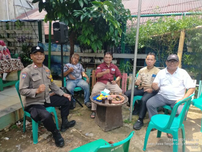 
					Hadir di Tengah Masyarakat, Bhabinkamtibmas Galur Dukung Kegiatan Posyandu RW 04 Bersama 3 Pilar