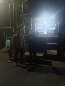 Sambang Pos Kamling, Bhabinkamtibmas Tanah Tinggi Perkuat Keamanan RW 05