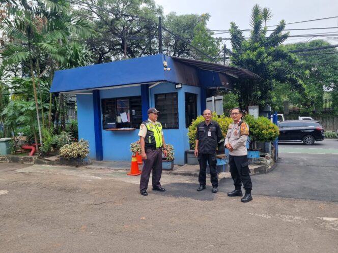 
					Bhabinkamtibmas Karet Tengsin Patroli Dialogis Dan Sambangi Security PAM Jaya Sampaikan Kamtibmas