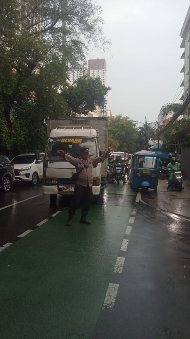 
					Upaya Penguraian Kemacetan Sore Hari di Pertigaan Kebon Kacang