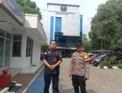 Bhabinkamtibmas Petojo Utara Lakukan Monitoring dan Pengamanan Rencana Aksi di Kantor DKPP Gambir