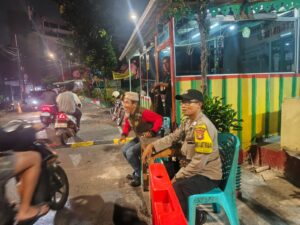 Bhabinkamtibmas Petojo Selatan Patroli Siskamling, Ajak Warga RW 07 Perkuat Sinergi Keamanan Lingkungan