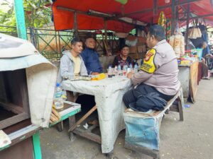 Peduli Warga, Bhabinkamtibmas Petamburan Hadiri Takziah dan Pemakaman di TPU Karet Bivak