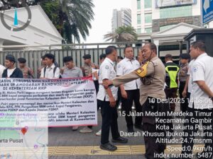 Bhabinkamtibmas Gambir Lakukan Pengamanan & Mediasi Aksi Unras Koalisi Mahasiswa dan Pemuda Demokrasi di Kantor KKP