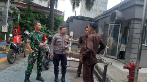 Sinergi TNI–Polri: Bhabinkamtibmas dan Babinsa Gelora Berikan Imbauan Kamtibmas kepada Satpam Apartemen Permata