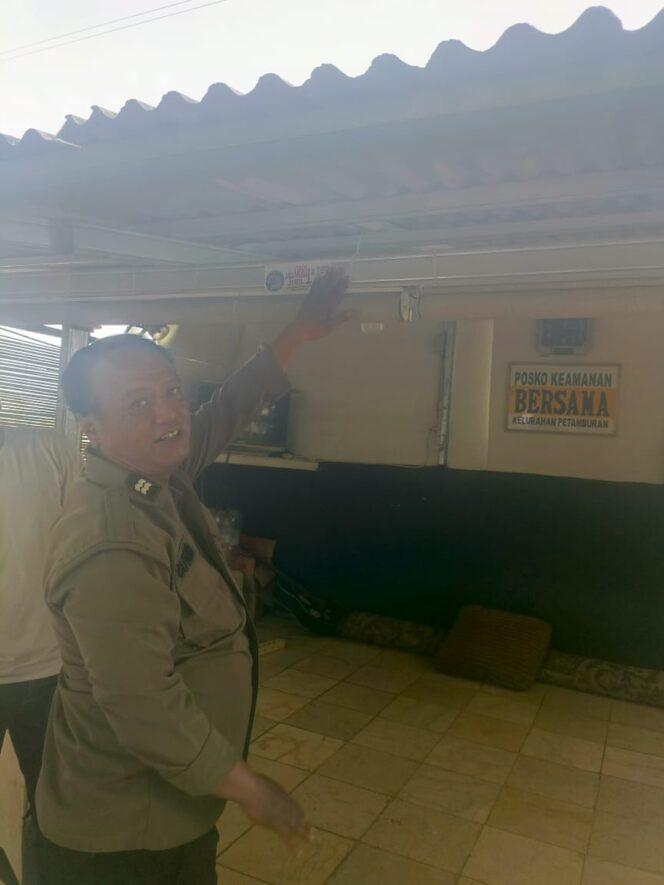 
					Patroli Sahabat Polisi Hadir di Petamburan IV, Sosialisasikan Sistem Pelaporan Berbarcode Kepada Warga