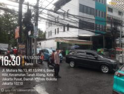 Personel Polsek Metro Tanah Abang Rutin Melakukan Pengaturan Lalu Lintas di Kawasan Benhil Raya pada Sore Hari