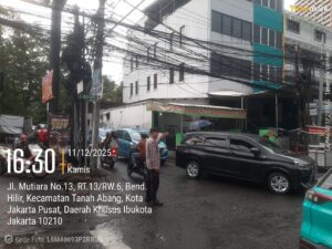 Personel Polsek Metro Tanah Abang Rutin Melakukan Pengaturan Lalu Lintas di Kawasan Benhil Raya pada Sore Hari