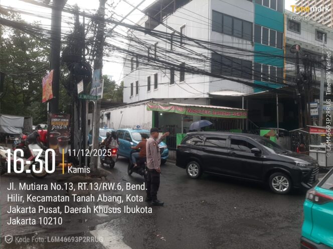 
					Personel Polsek Metro Tanah Abang Rutin Melakukan Pengaturan Lalu Lintas di Kawasan Benhil Raya pada Sore Hari