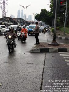 Stand By Di TL. Penjernihan Raya, Polsek Metro Tanah Abang Lakukan Pengaturan Lalu Lintas Sore Hari