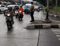Stand By Di TL. Penjernihan Raya, Polsek Metro Tanah Abang Lakukan Pengaturan Lalu Lintas Sore Hari