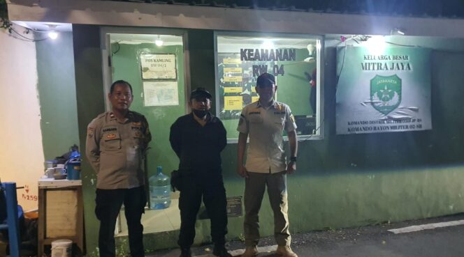 
					Sambang Pos Kamling Dini Hari, Polisi Ingatkan Warga Jaga Lingkungan