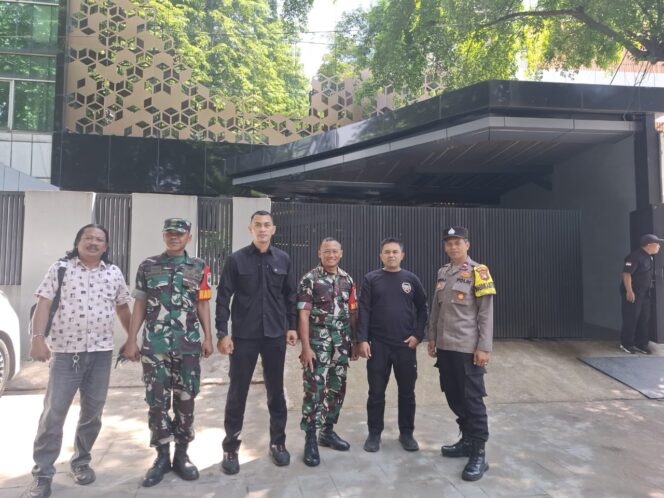 
					Bhabinkamtibmas Petojo Utara Lakukan Monitoring & Pengamanan Rencana Aksi di Kantor PT Rimau