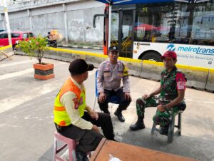 Bhabinkamtibmas Cideng Perkuat Pengawasan di Area Stasiun Tanah Abang Lewat Posko Terpadu