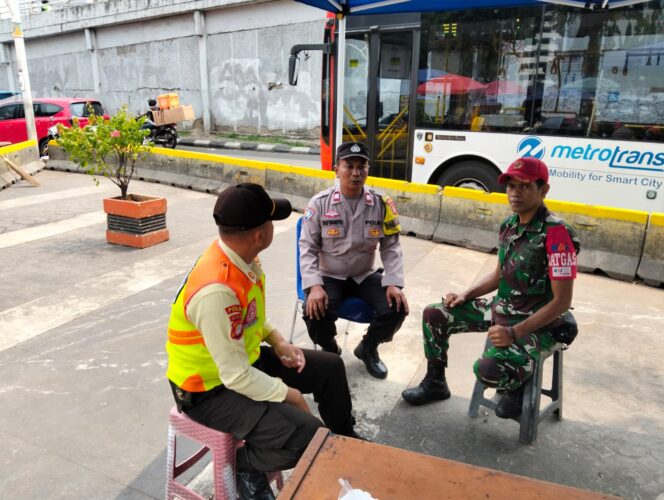 
					Bhabinkamtibmas Cideng Perkuat Pengawasan di Area Stasiun Tanah Abang Lewat Posko Terpadu