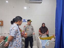Kapolres Labusel Jenguk Korban Kecelakaan Truck di RSU Nur Aini : Berikan Dukungan Moral, Keluarga Sampaikan Terima Kasih