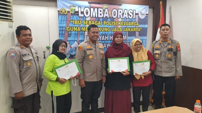 
					Lomba Orasi Emak-Emak Jaga Jakarta, Polsek Sawah Besar Beri Panggung untuk Polisi Keluarga
