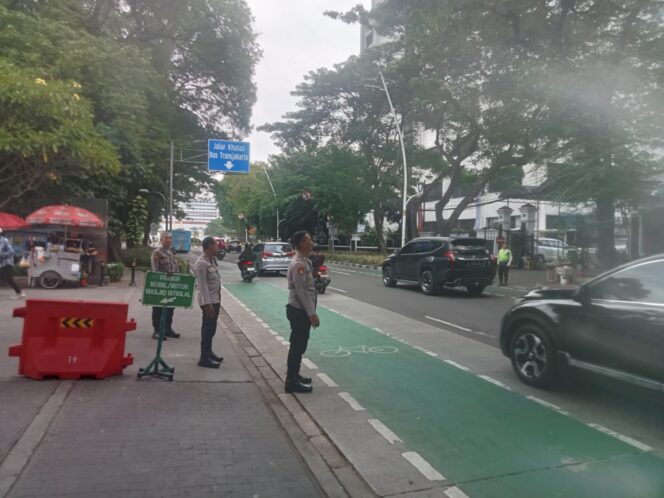 
					Polri Berikan Pelayan Publik Progresif” Dalam Ibadah Sholat Jumat di Istiqlal, Jamaah Tenang Ibadah”