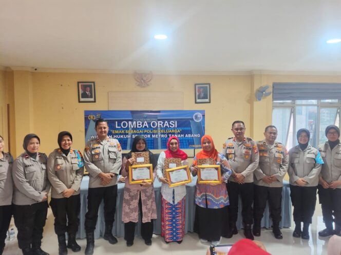
					Lomba Orasi “Emak Sebagai Polisi Keluarga” dalam “Jaga Jakarta”, Kapolsek Metro Tanah Abang Tekankan Peran Ibu sebagai Benteng Pertama