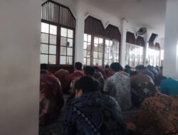 Kehadiran Polisi di Tengah Warga, Kapolsubsektor Kayu Awet Laksanakan Salat Jumat Berjamaah di Masjid A’s Salam
