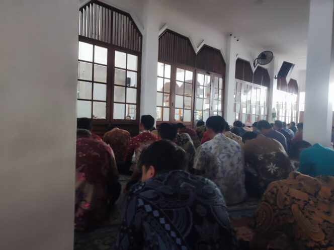 
					Kehadiran Polisi di Tengah Warga, Kapolsubsektor Kayu Awet Laksanakan Salat Jumat Berjamaah di Masjid A’s Salam