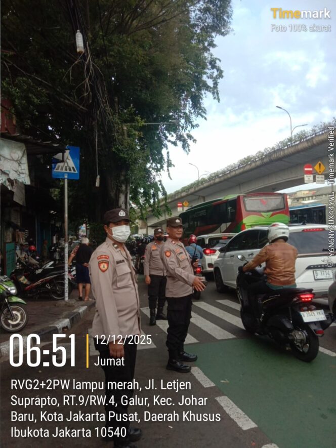 
					Pelayanan Pagi Hari, Polisi Hadir di Tengah Masyarakat Melalui Pengaturan Lalu Lintas Wilayah Polsek Johar Baru