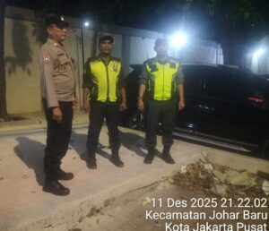 Patroli Dialogis, Bhabinkamtibmas Johar Baru Sambangi Poskamling RW 07 Wujudkan Cooling System di Lingkungan Warga
