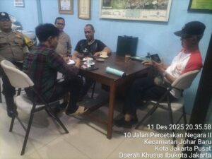 Ngobrol Santai Bahas Kamtibmas, Bhabinkamtibmas Johar Baru Sambangi Warga RW 06
