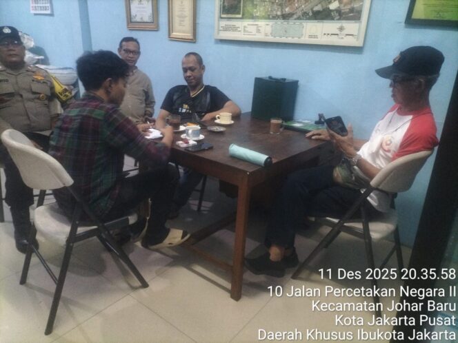 
					Ngobrol Santai Bahas Kamtibmas, Bhabinkamtibmas Johar Baru Sambangi Warga RW 06