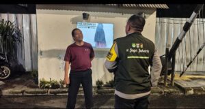 Bhabinkamtibmas Gondangdia Perkuat Keamanan Malam, Sambangi Satkamling Jalan Lombok