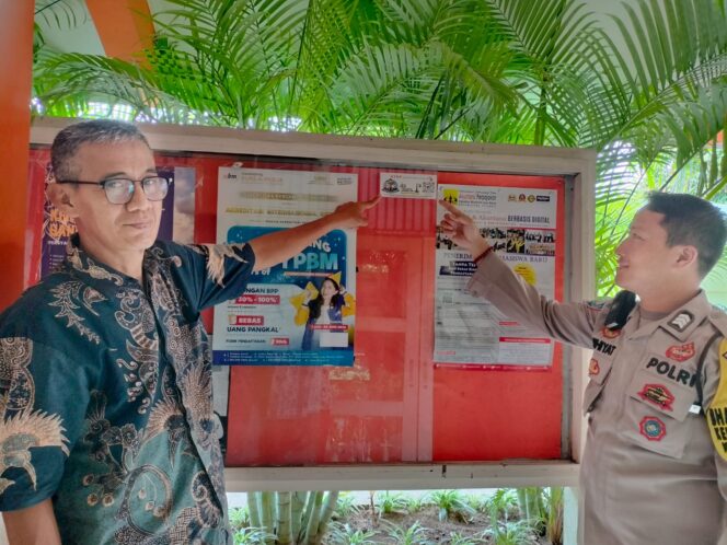 
					Polri Perkuat Edukasi Anti-Bullying, Bhabinkamtibmas Tempel Stiker Pelajar Jaga Jakarta di SMK Negeri 21