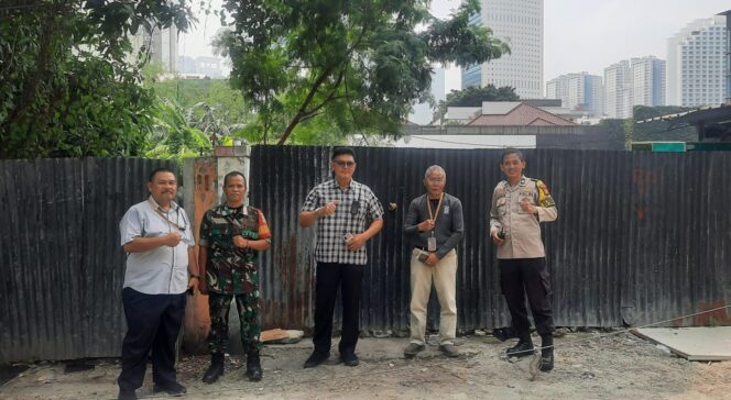 
					Bhabinkamtibmas dan Babinsa Kebon Melati Patroli Dialogis Dan Sambangi Gedung UOB