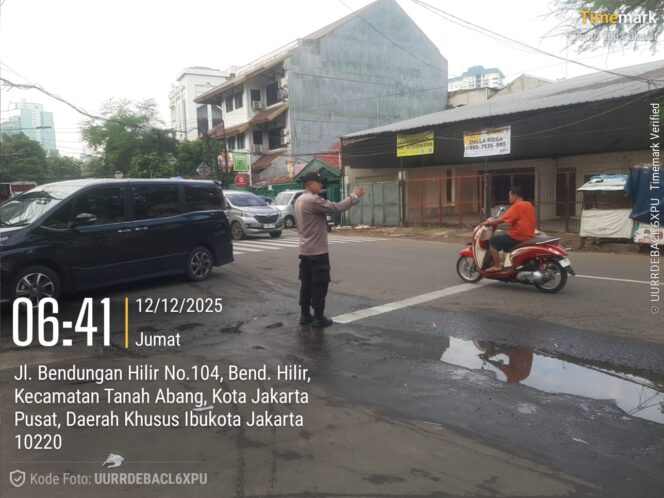 
					Polsek Metro Tanah Abang Atur Arus Pagi di Pertigaan Jalan Mutiara Benhil