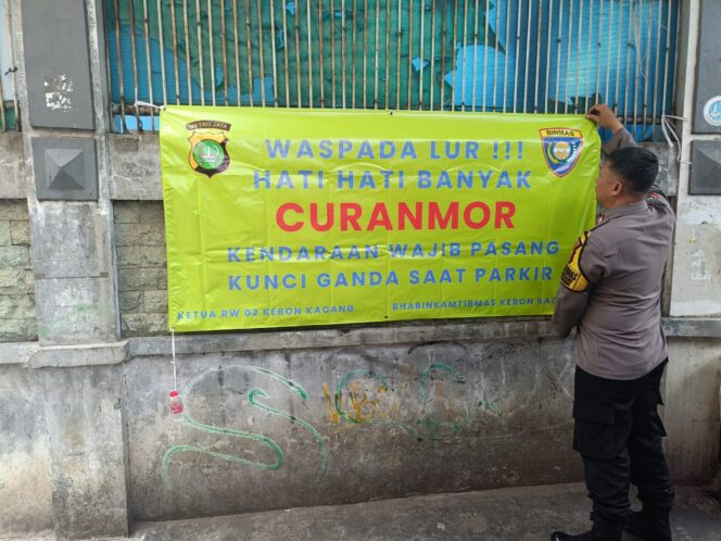 
					Bhabinkamtibmas Ajak Warga RW 06 Waspada Curanmor Melalui Pemasangan Spanduk