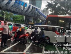 Arus Lalin Padat Pada Sore Hari, Polisi Lakukan Pengaturan Arus Kendaraan di Karet