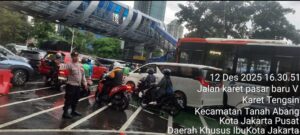 Arus Lalin Padat Pada Sore Hari, Polisi Lakukan Pengaturan Arus Kendaraan di Karet