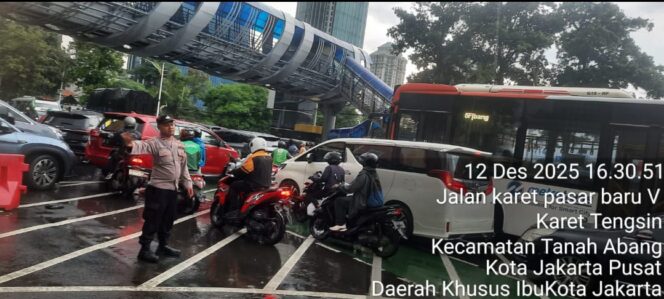
					Arus Lalin Padat Pada Sore Hari, Polisi Lakukan Pengaturan Arus Kendaraan di Karet