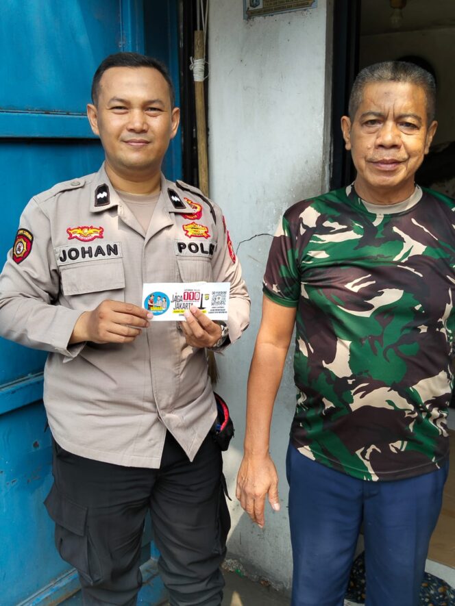 
					Patroli Kewilayahan RT 04/01 Gelora, Polsek Metro Tanah Abang Sosialisasi Barcode Kamtibmas Kepada Warga